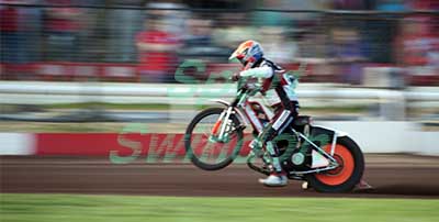 SPEEDWAY; SWINDON ROBINS V PRTERBOROUGH PANTHERS.Swindon's Simon Stead