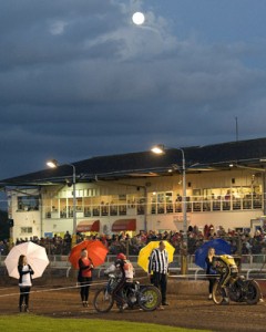 Swindon Robins v Coventry BeesStartline with full moon